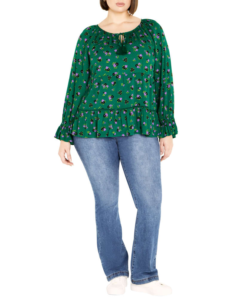 Front of a model wearing a size 18 TOP FLORAL FIELDS in Jade floral by avenue. | dia_product_style_image_id:322947